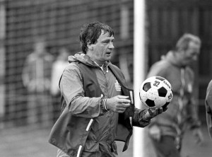 Football. 2nd June 1982. Friendly International. Iceland 1 v England +B+ 1. England Manager Bobby Robson takes part in a training session.