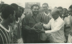 normal_1963_05_18__brasil_team_madureira-visit_cuba_che4_n