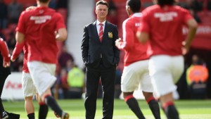 louis-van-gaal-manchester-united-everton-warm-up-players-training-old-trafford_3237234