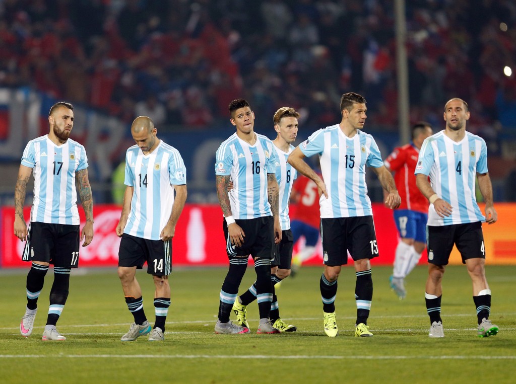 Los jugadores de Argentina reaccionan tras perder la final de la Copa América ante Chile el sábado, 4 de julio de 2015, en Santiago, Chile. (AP Photo/Andre Penner)