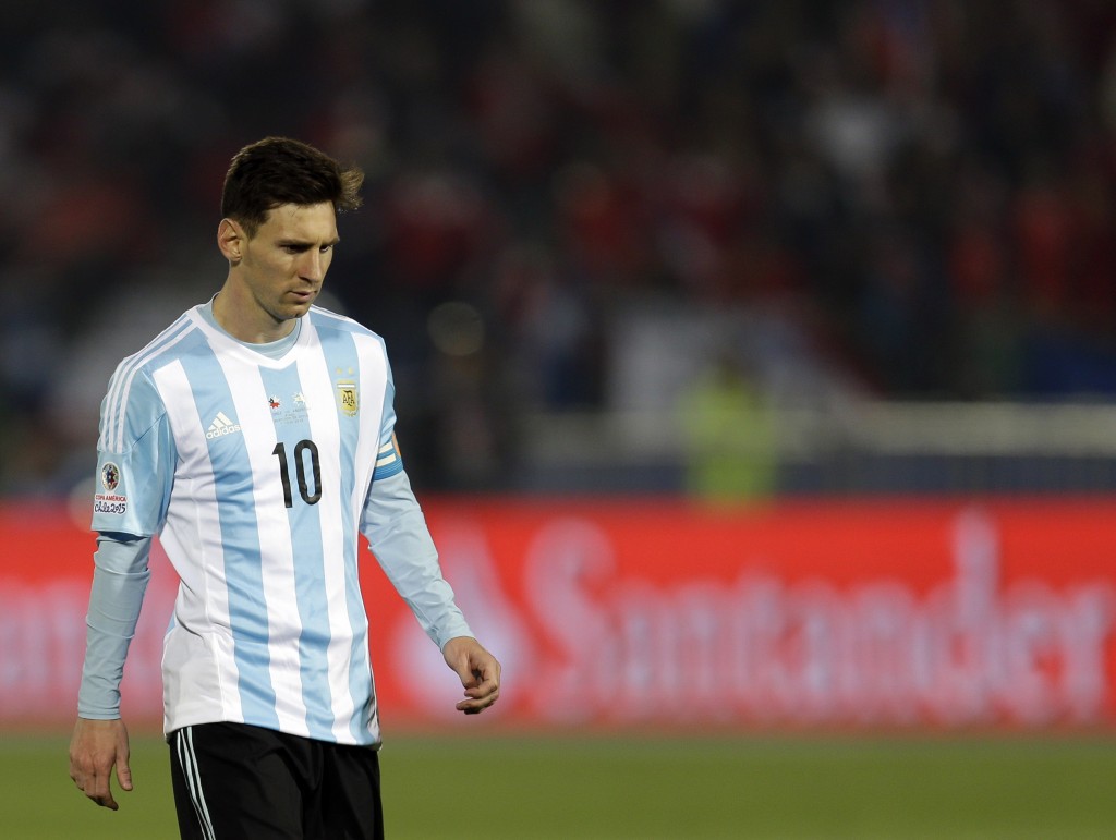 El jugador de Argentina, Lionel Messi, durante la definición por penales que Argentina perdió ante Chile por la final de la Copa América el sábado, 4 de julio de 2015, en Santiago, Chile.(AP Photo/Natacha Pisarenko)