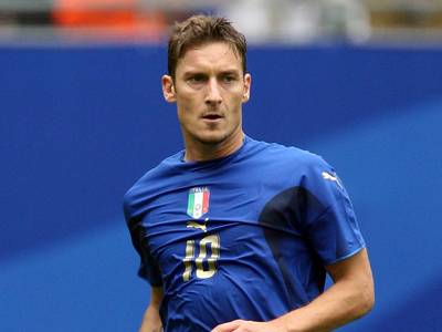 totti-hace-un-pase