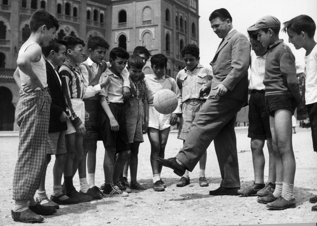 Hungarian-born Spanish footballer Ferenc Puskas (1927 - 2006) shows a group of boys in Madrid his left-footed technique, 11th October 1961. He plays for Real Madrid. (Photo by Keystone/Hulton Archive/Getty Images)