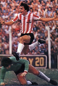 Hugo Gottardi festeja su gol, segundo de Estudiantes.