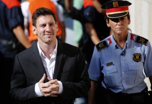 El jugador del Barcelona, Lionel Messi, izquierda, sale del tribunal tras ser interrogado en un caso de fraude fiscal el 27 de septiembre de 2013 en Barcelona. (AP Photo/Emilio Morenatti, File)