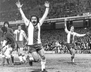 carlos-caszely-jugador-del-espanyol-entre-1975-1978-celebra-gol-con-camiseta-blanquiazul-1416568260771