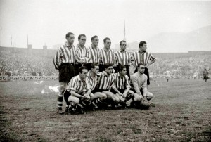 ATLÉTICO DE BILBAO - Bilbao, Vizcaya, España - Temporada 1949-50 - Arrieta, Zarra, Venancio, Aramberri, Celaya y Nando; Iriondo, Canito, Manolín, Gaínza y Lezama - ATLÉTICO DE BILBAO 5 (Gainza, Zarra 3, Venancio) REAL SOCIEDAD DE FÚTBOL DE SAN SEBASTIÁN 2 (Basabe, Caeiro) - 18/12/1949 - Liga de 1ª División, jornada 15 - Bilbao, Vizcaya, estadio de San Mamés - El Athletic fue 6º en la Liga, con José Iraragorri de entrenador, pero esa temporada ganó la Copa, imponiéndose en la final al Real Valladolid
